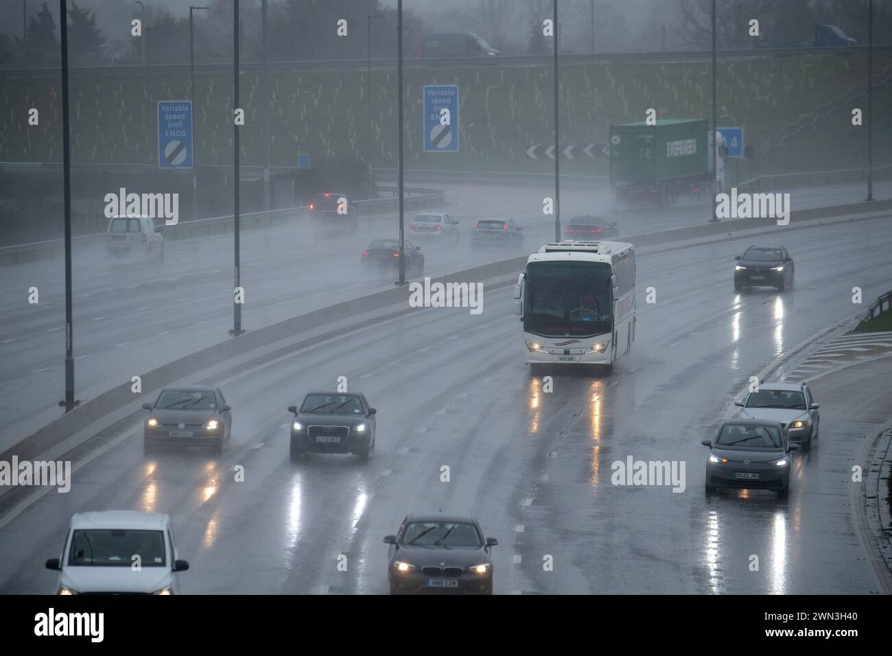 Taplow, Buckinghamshire, Regno Unito. 29 febbraio 2024. È stata una mattinata orribile per i piloti sulla M4 Smart Motorway a Taplow, nel Buckinghamshire, a causa degli spruzzi e della pioggia battente. Un avviso meteorologico giallo del MET Office per la pioggia è stato emesso per l'Inghilterra meridionale da mezzanotte fino alle 15,00 di domani. Crediti: Maureen McLean/Alamy Live News Foto Stock