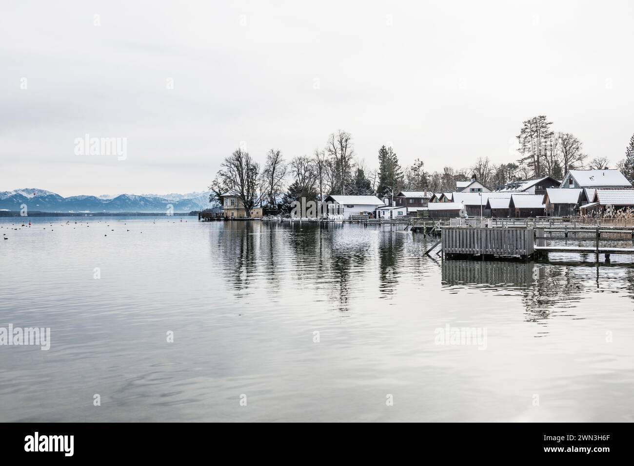 Barche con neve in inverno, Tutzing, Lago Starnberg, Fuenfseenland, Pfaffenwinkel, alta Baviera, Baviera, Germania Foto Stock