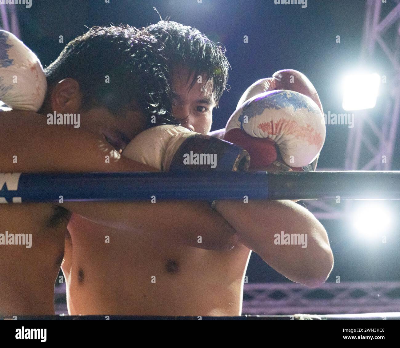 Koh Chang, Thailandia. 24 febbraio 2024. Thana (R) e San Cheng (L) visti in azione durante lo spettacolo settimanale Muay Thai Fights a Koh Chang. San Cheng sconfisse Thana. (Foto di Nathalie Jamois/SOPA Images/Sipa USA) credito: SIPA USA/Alamy Live News Foto Stock