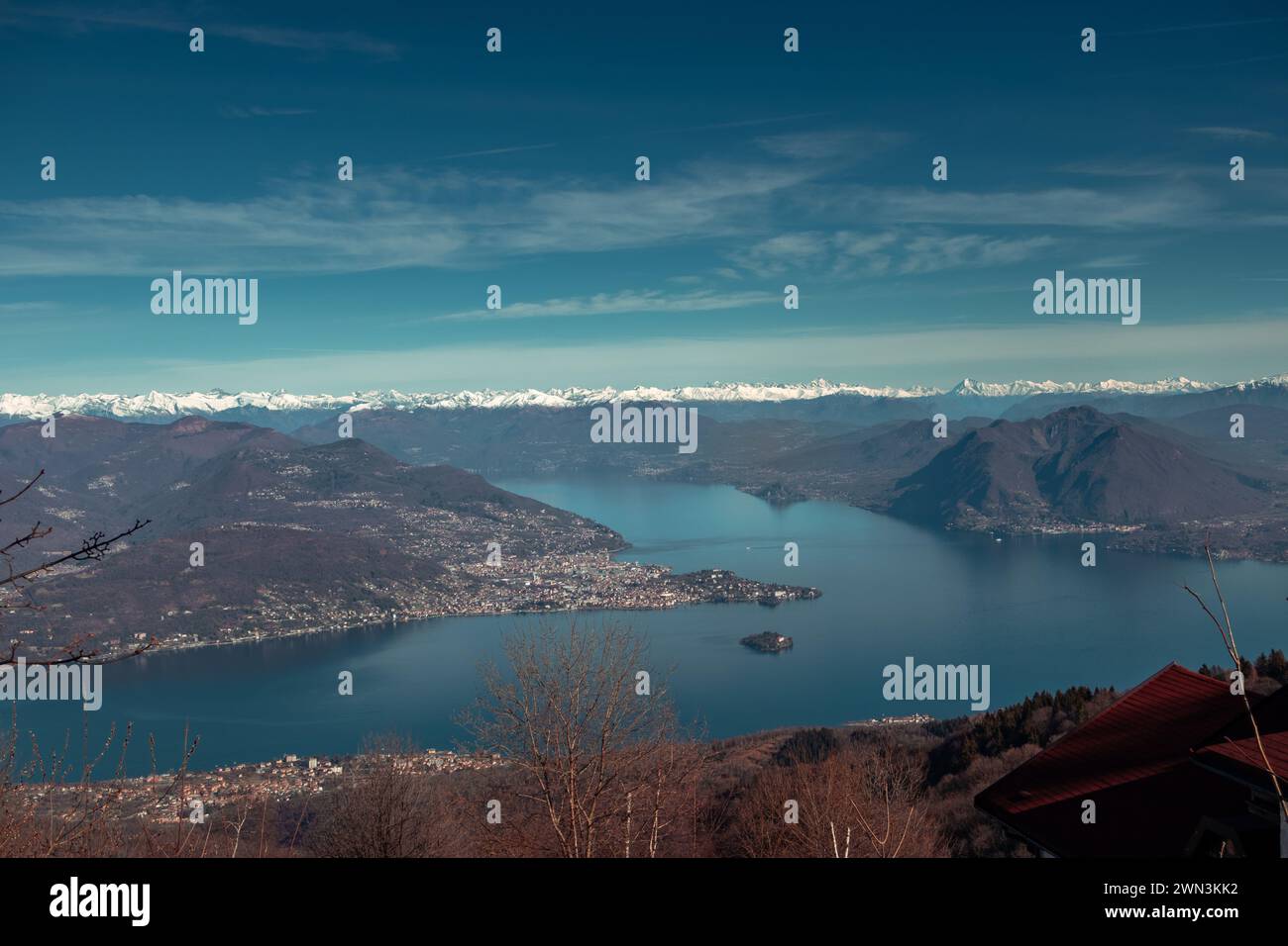 Incantevole vista dal monte Mottarone (lato Stresa) in una mattina d'inverno. Verbania, affacciata sul Lago maggiore e sull'Isola madre. Foto Stock