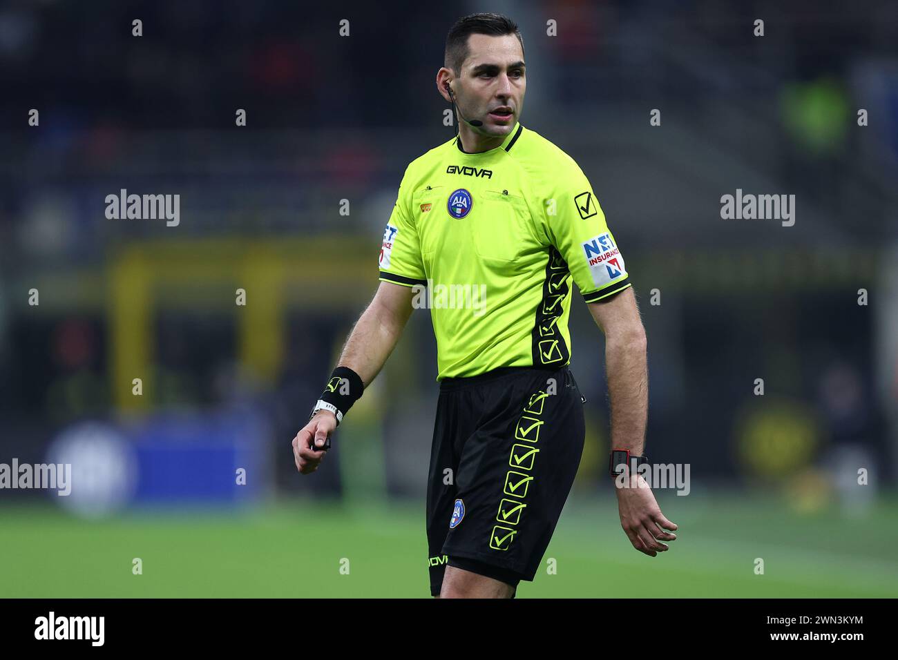 Milano, Italia. 28 febbraio 2024. L'arbitro ufficiale, Andrea Colombo, guarda durante la partita di serie A tra FC Internazionale e Atalanta BC allo Stadio Giuseppe Meazza il 28 febbraio 2024 a Milano. Crediti: Marco Canoniero/Alamy Live News Foto Stock
