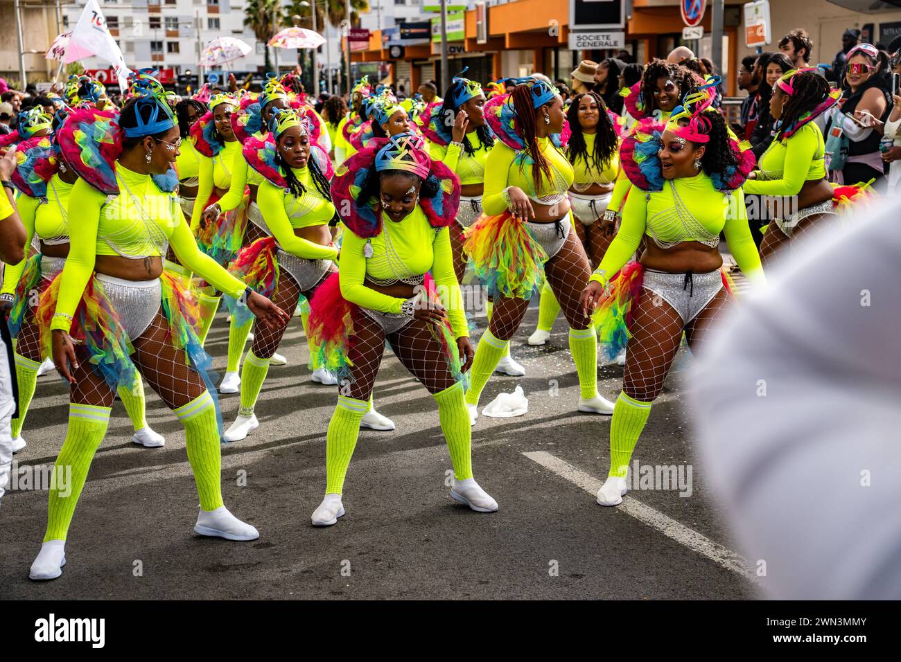 Una colorata persona in costume danzerà in una sfilata di strada, il Carnevale di Montpellier Foto Stock