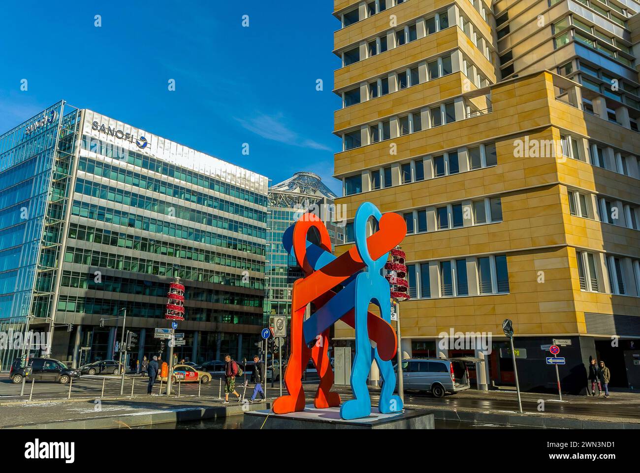 Berlino, Germania, Modern Architecture, Sanofi Pharmaceutical Company, Street Scenes, Potsdamer Platz, quartiere Mitte, Keith Haring Modern Public Art Foto Stock