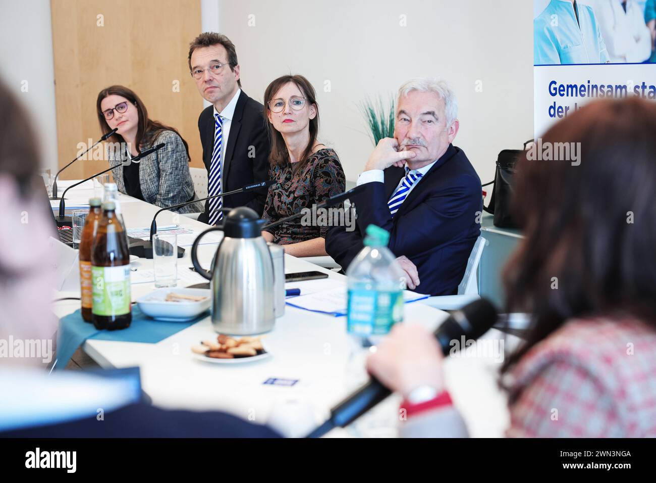 Dottoressa med. Andrea Martini, AG Junge DGIM, Professore Dr. Med. Andreas Neubauer, Vorsitzender der DGIM, Anne-Katrin Döbler, professor Dr. Med. Georg Ertl, Generalsekretär der DGIM, Jahres-Pressekonferenz der Deutschen Gesellschaft für Innere Medizin, 29.2,2024, Hauptquartier der DGIM, Berlino, Deutschland *** Dr med Andrea Martini, AG Junge DGIM, professor Dr. Med Andreas Neubauer, presidente della DGIM, Anne Katrin Döbler, professor med Georg Ertl, Segretario generale della DGIM, conferenza stampa annuale della società tedesca di medicina interna, 29 2 2024, sede centrale DGIM, Berlino, Germania kreat Foto Stock