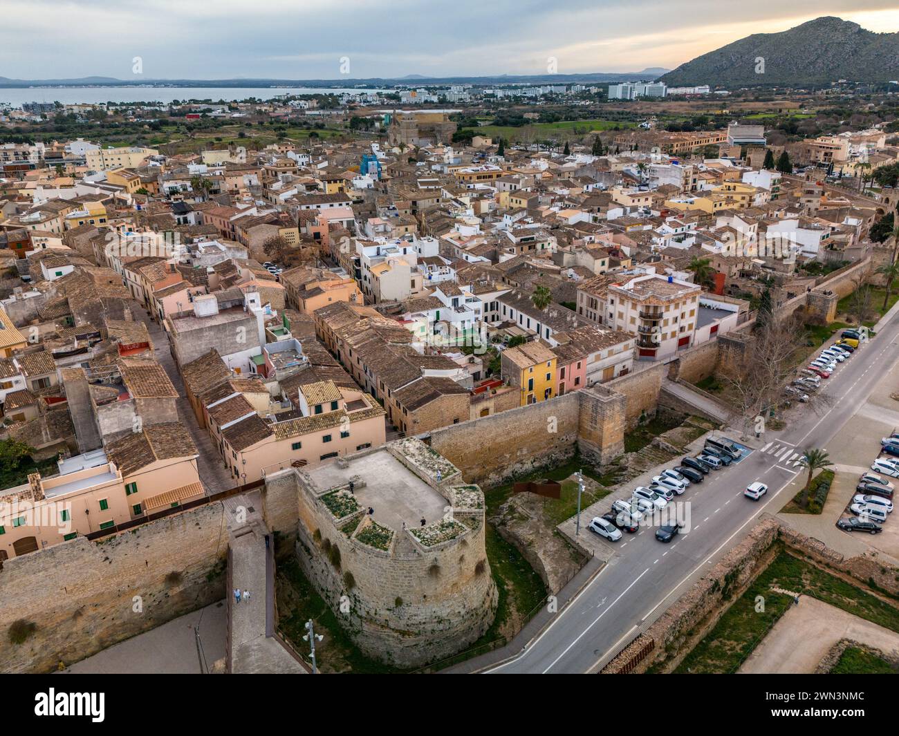 Vista aerea di Alcudia a Maiorca, antiche mura della città Foto Stock