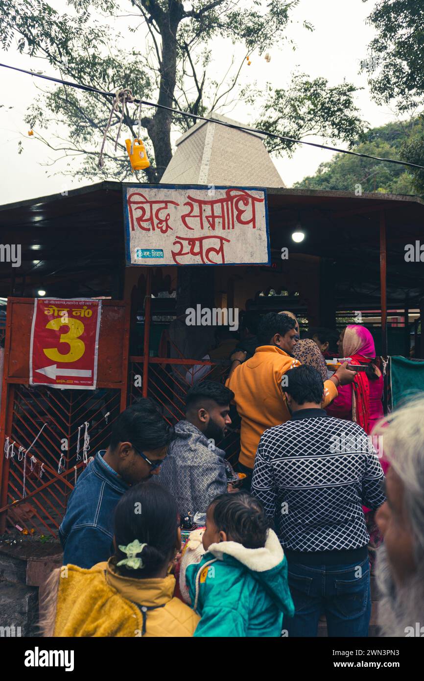 Dal 13 al 2024 febbraio, Rishikesh Uttarakhand India. Celebrazione MahaShivratri: Devoti al tempio Neelkanth Mahadev, sito sacro del Signore Shiva della divinità indù Foto Stock