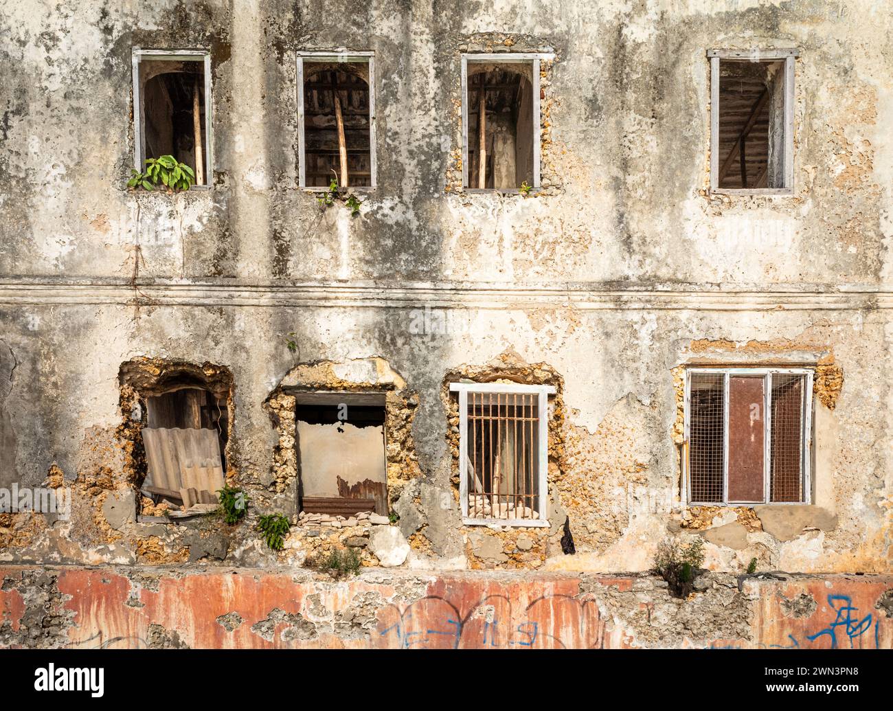 Edificio abbandonato sul fronte spiaggia a Stone Town, Zanzibar, Tanzania Foto Stock