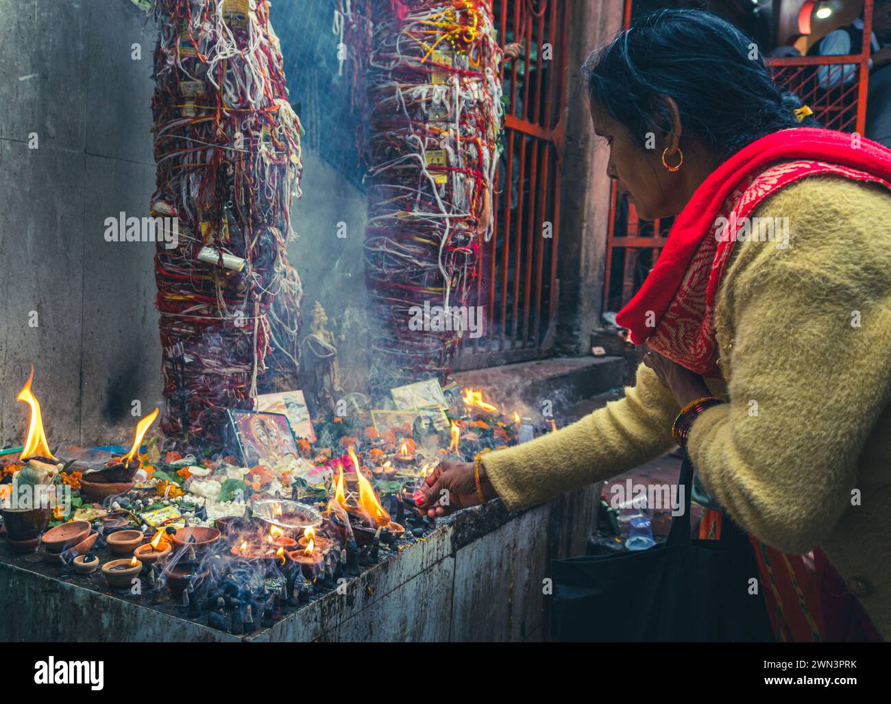 Dal 13 al 2024 febbraio, Rishikesh Uttarakhand India. Devozione Shivratri: Rituali e offerte indù al tempio Neelkanth Mahadev, dedicato al Signore Shiva Foto Stock