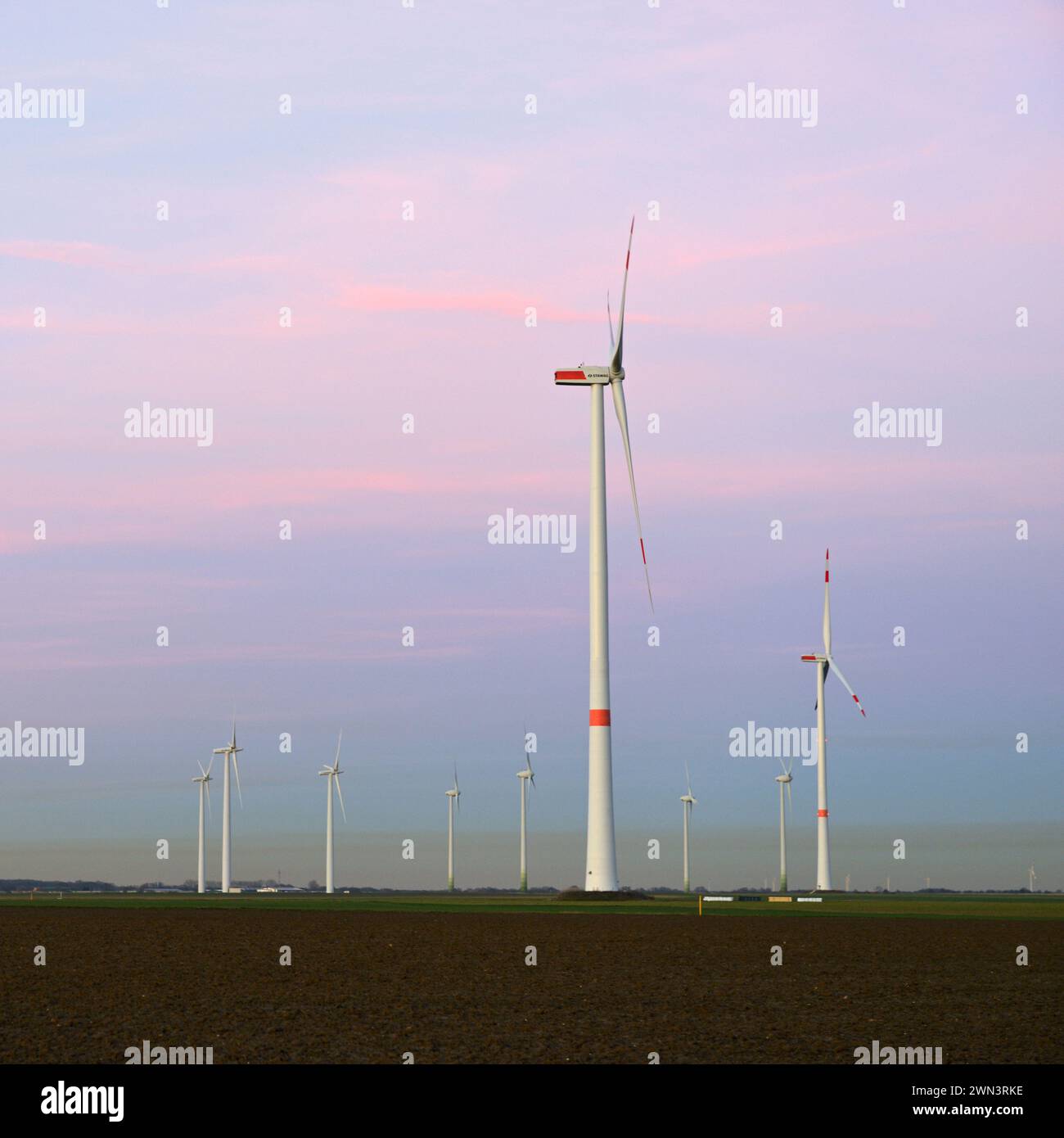 Turbine eoliche, parco di turbine eoliche, parco eolico, mulini a vento, energia eolica su terreni agricoli, energia rinnovabile con aria inquinata sull'orizzonte, NRW, Germania. Foto Stock