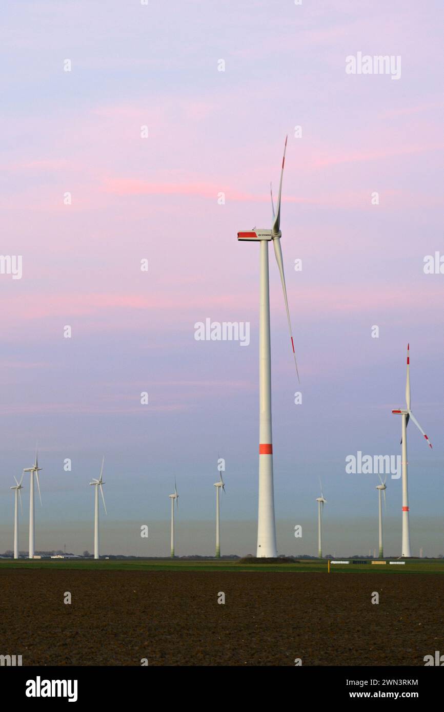 Turbine eoliche, parco di turbine eoliche, parco eolico, mulini a vento, energia eolica su terreni agricoli, energia rinnovabile con aria inquinata sull'orizzonte, NRW, Germania. Foto Stock