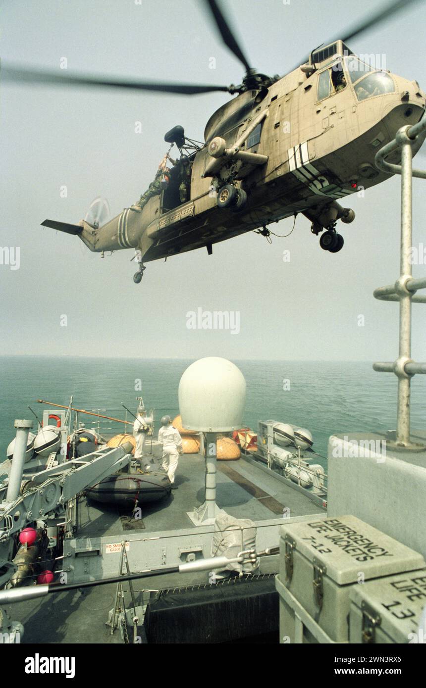 Prima guerra del Golfo: 20 marzo 1991 il winchman su un 845 Naval Air Squadron Westland Sea King HC. Mk 4/HA. L'elicottero mk 5, numero di serie ZA312 B, abbassa un membro dell'equipaggio sulla HMS Dulverton (M35) durante le operazioni di sminamento al largo del porto di Shuaiba in Kuwait. Foto Stock