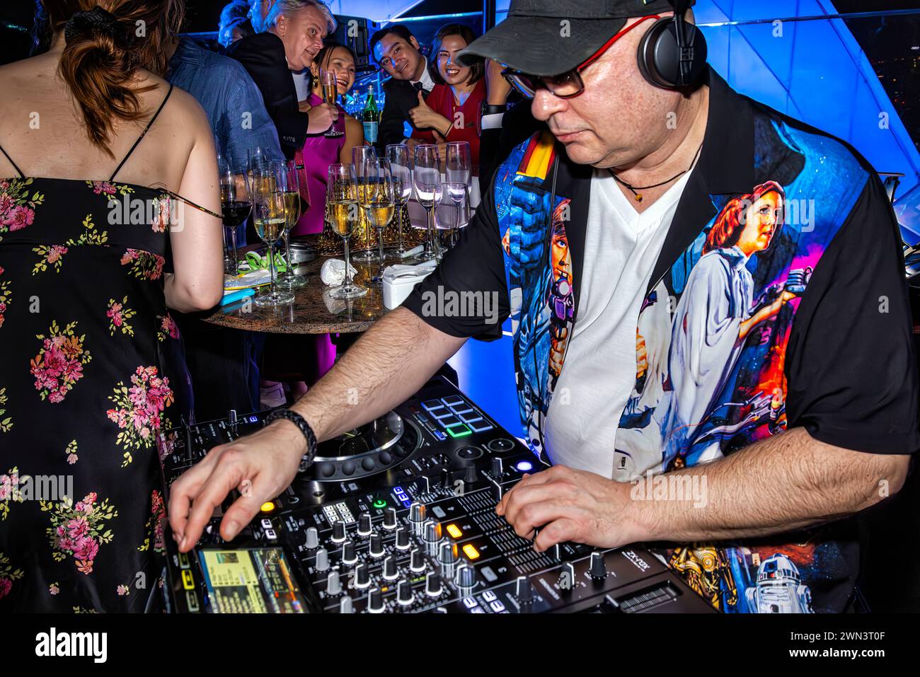 Disc jockey che suona musica alla festa di Capodanno al Red Sky Bar 56 sul tetto, Centara Hotel, Bangkok, Thailandia Foto Stock