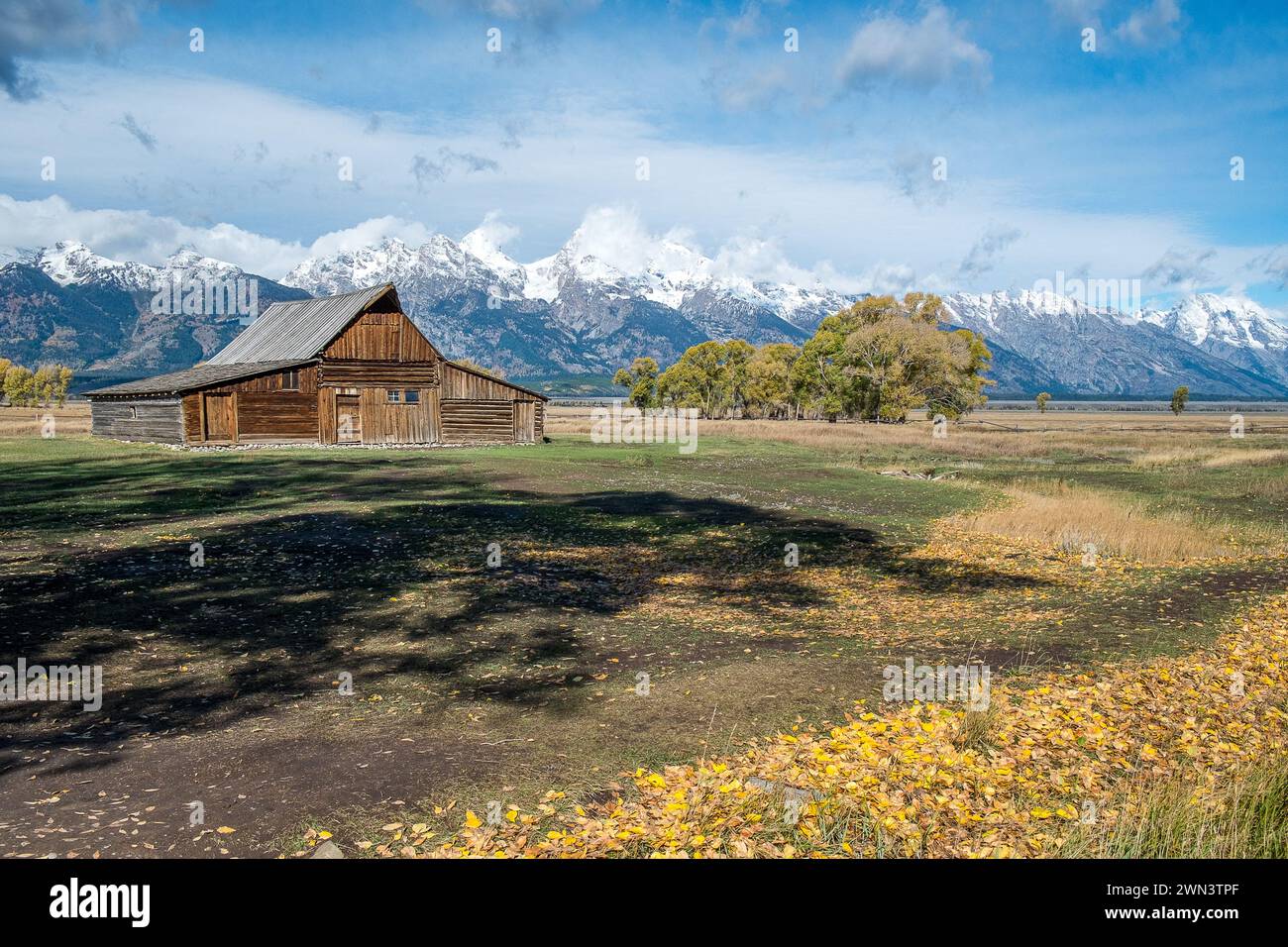 Antelope Flats e Mormon Row con la catena dei Teton sullo sfondo del Grand Teton National Park in autunno nel Wyoming. Foto Stock