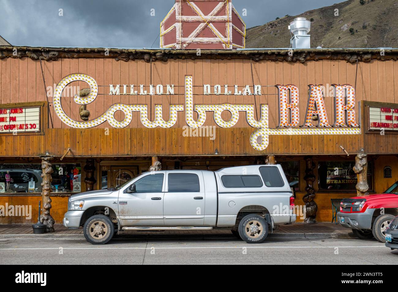 Il leggendario Million Dollar Cowboy Bar di Jackson, Wyoming, è apparso nei film di Hollywood e qui hanno suonato star della musica country. Foto Stock