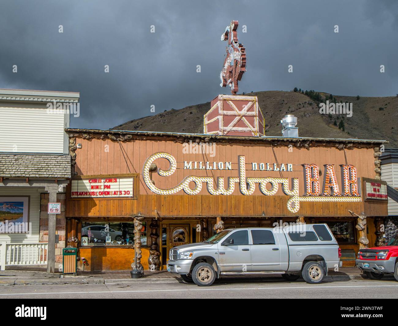 Il leggendario Million Dollar Cowboy Bar di Jackson, Wyoming, è apparso nei film di Hollywood e qui hanno suonato star della musica country. Foto Stock