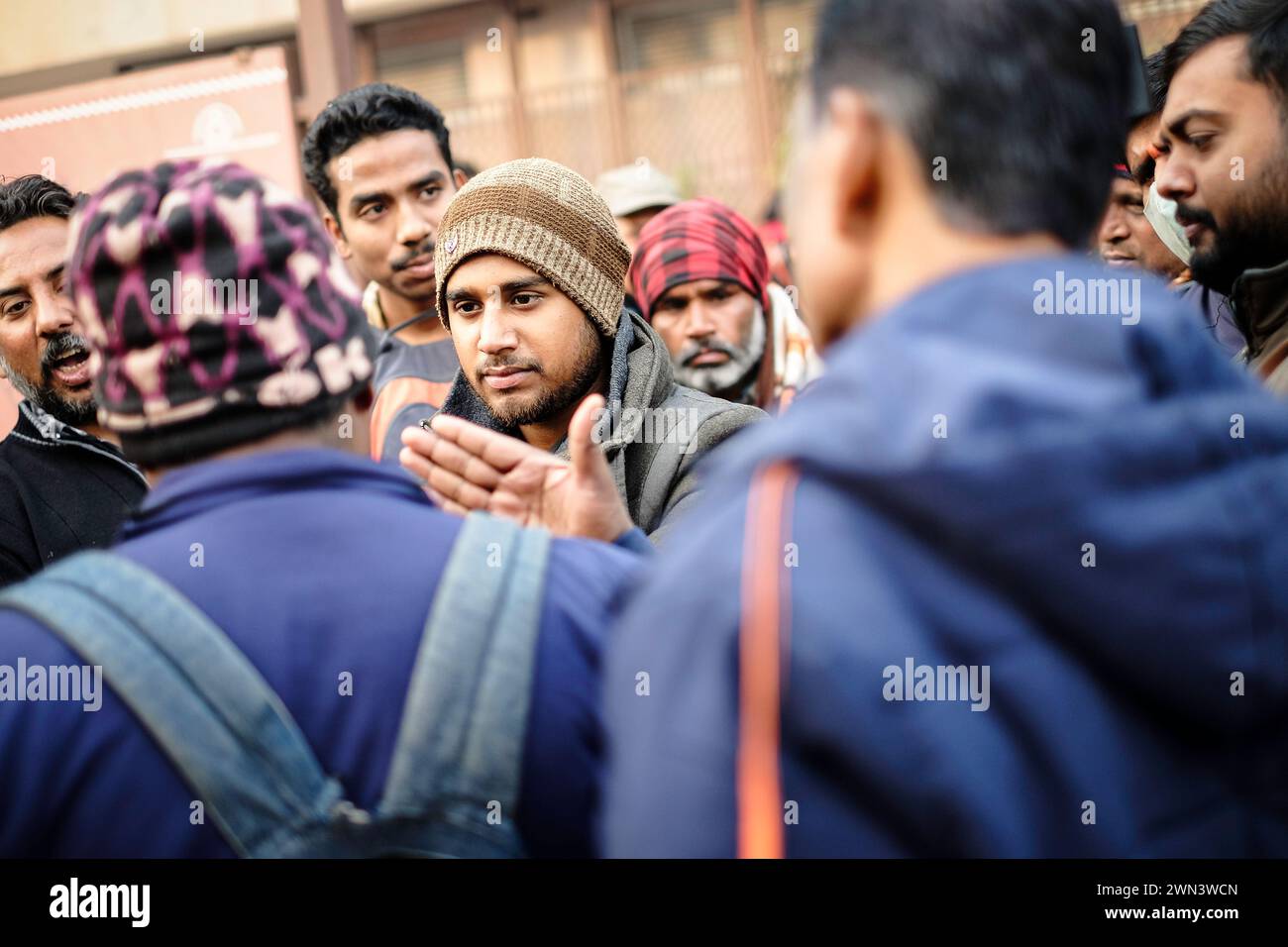 Un gruppo di uomini per strada impegnati in una conversazione a nuova Delhi, in India Foto Stock