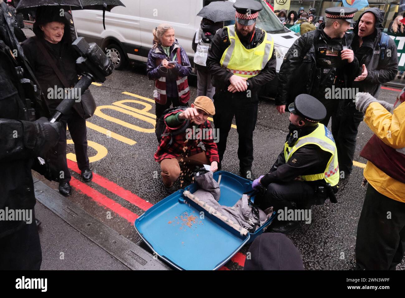 Londra, Regno Unito. 29 febbraio 2024. Più gruppi climatici uniscono le forze ai Lloyd's di Londra per mostrare sostegno alla Palestina. I gruppi includono Tipping Point, War on Want, Climate Justice Coalition, XR, Global Justice Now, fermare EACOP e altri. Crediti: Joao Daniel Pereira/Alamy Live News Foto Stock