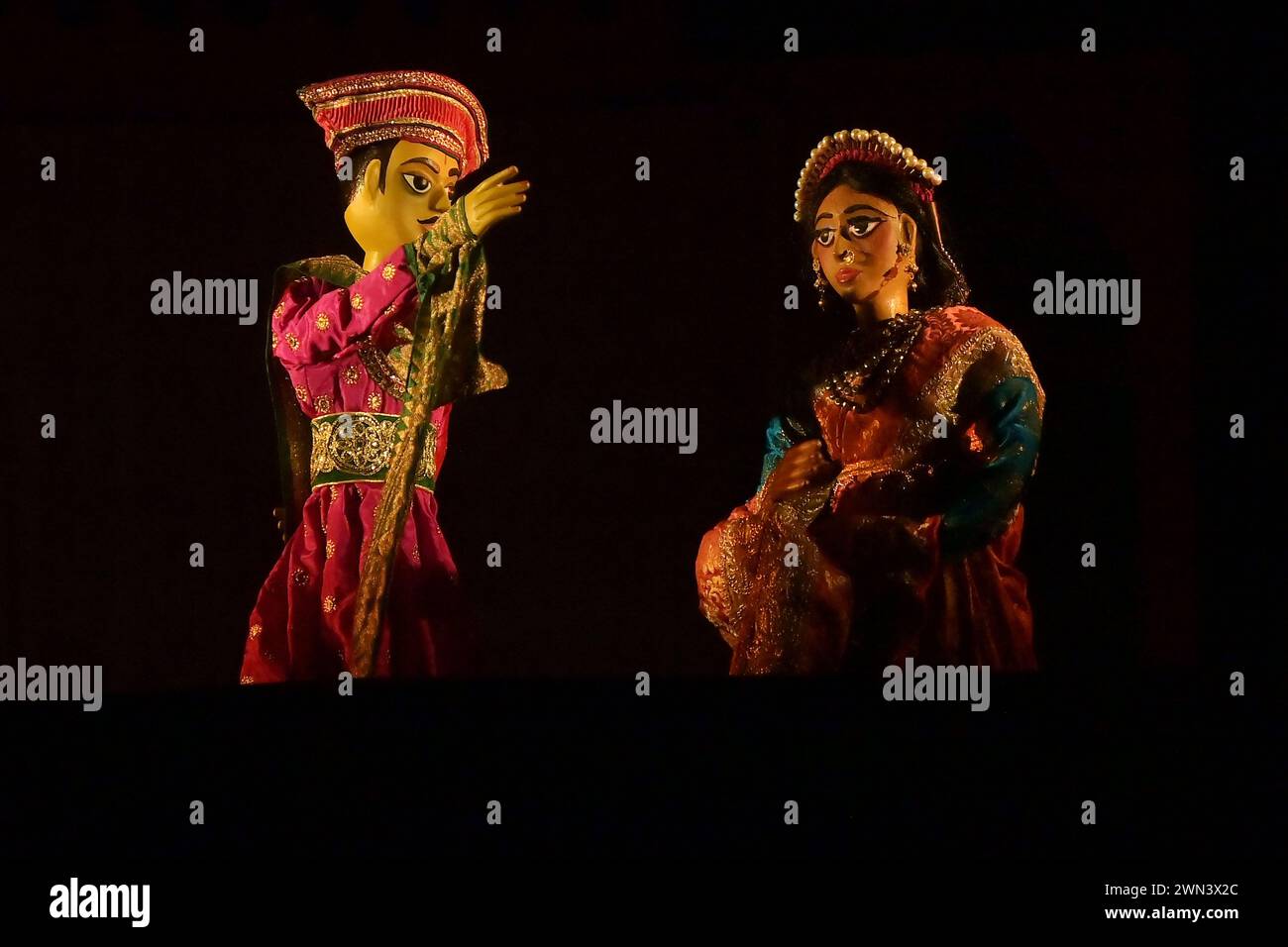 I burattinai si esibiscono con i burattini durante il Tripura International Puppet Utsav 2024 organizzato dal Tripura Puppet Theatre per celebrare i 50 anni di eccellenza dei burattini. Agartala. India. Foto Stock