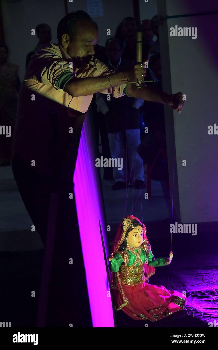 I burattinai si esibiscono con i burattini durante il Tripura International Puppet Utsav 2024 organizzato dal Tripura Puppet Theatre per celebrare i 50 anni di eccellenza dei burattini. Agartala. India. Foto Stock