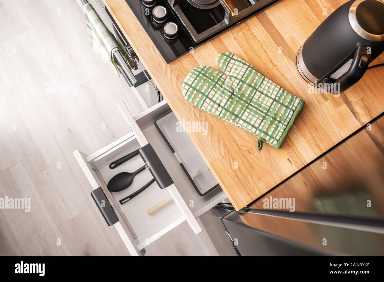 Piccolo appartamento con cucina a tema di cottura Foto Stock