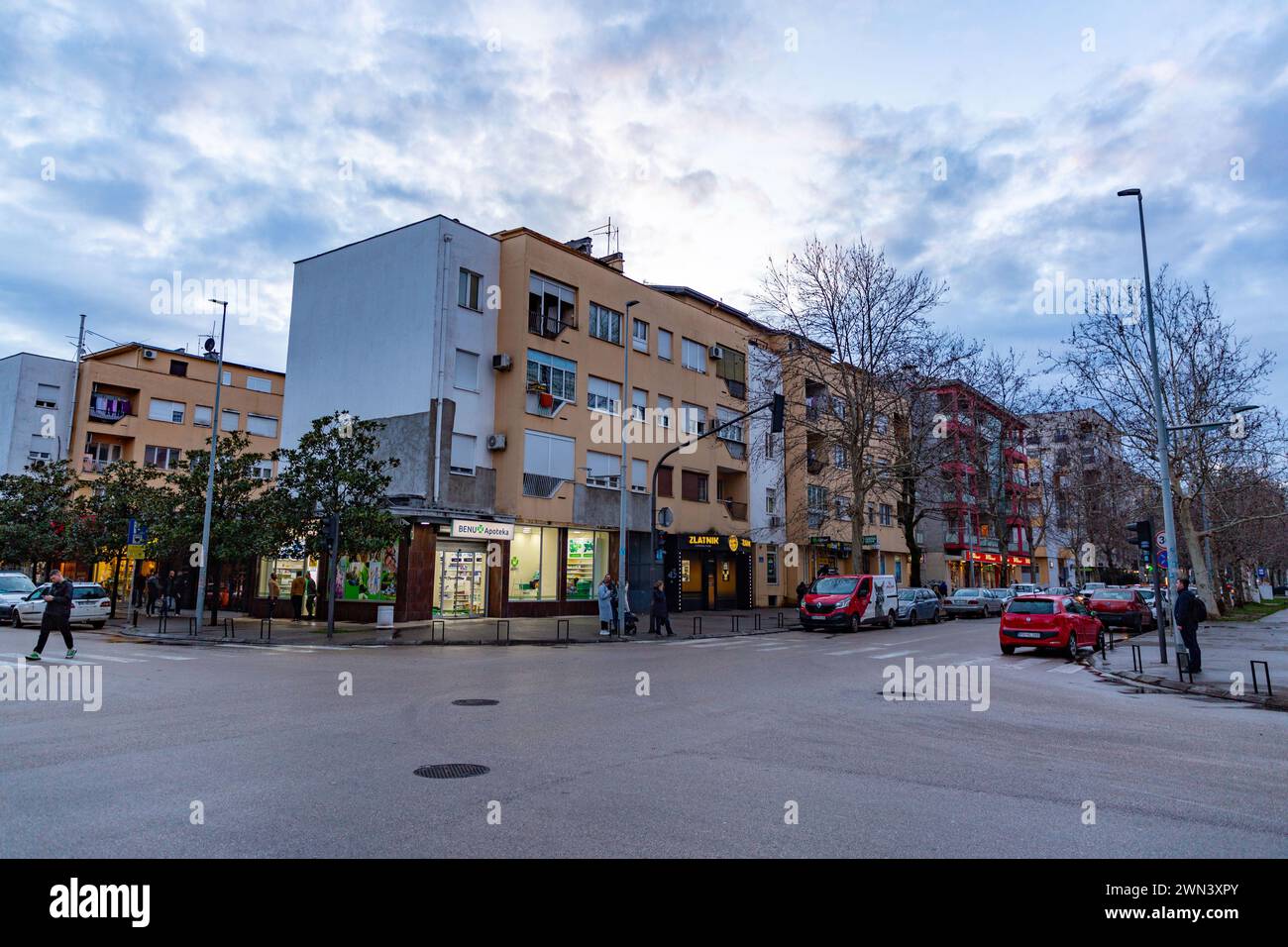 Podgorica, Montenegro - 12 FEB 2024: Architettura generica e vista sulla strada a Podgorica, la capitale del Montenegro. Foto Stock