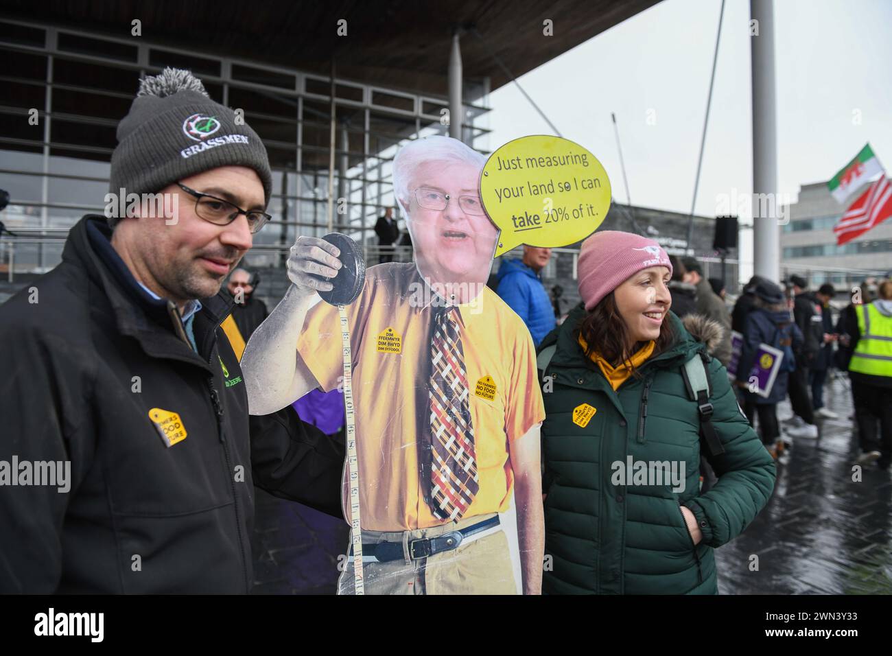 29 febbraio 2024, Cardiff, Galles. Gli agricoltori partecipano a una protesta nella capitale gallese di Cardiff, fuori dal Senedd. Gli agricoltori hanno protestato per mostrare le loro obiezioni a un'importante revisione delle sovvenzioni agricole in Galles nota come sistema di agricoltura sostenibile (SFS), che hans è stato definito "impraticabile" dai sindacati. Foto Stock