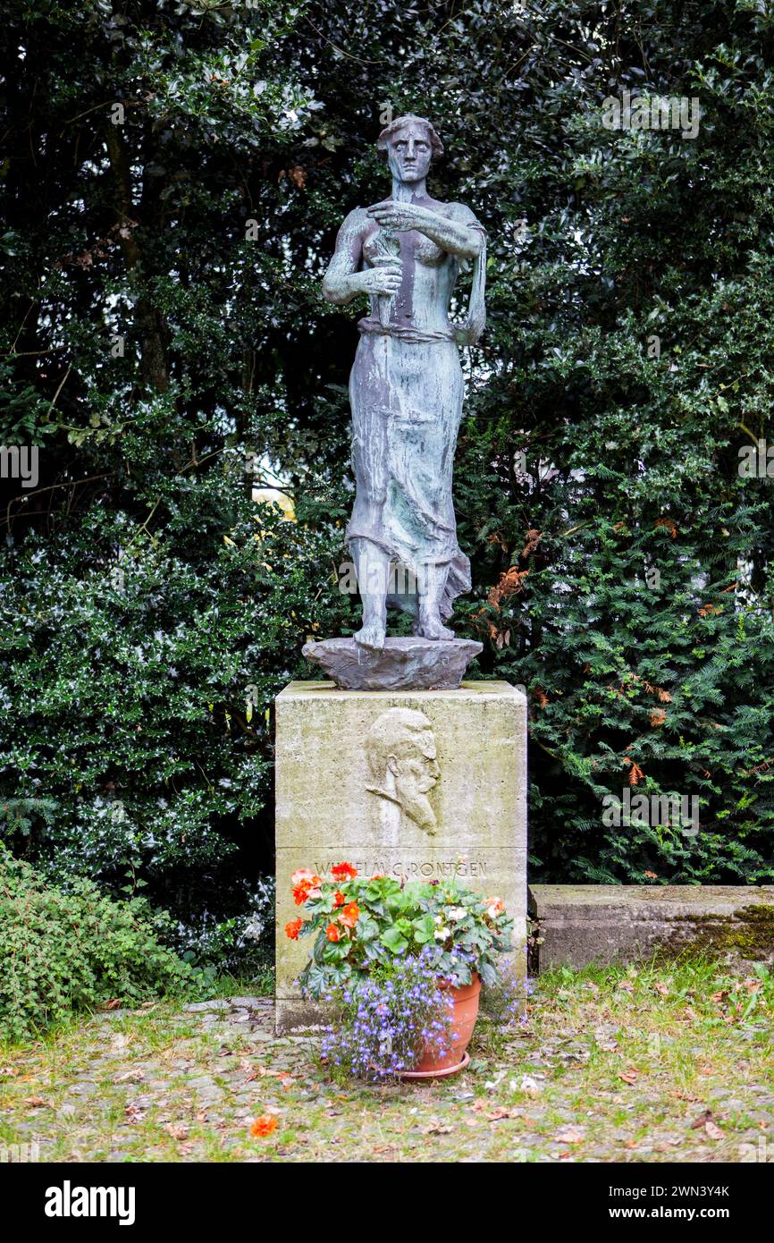 Memorial for Wilhelm Conrad Röntgen, German X-Ray Museum in Remscheid-Lennep, Bergisches Land, Ruhr area, Renania settentrionale-Vestfalia, Germania, Europa Foto Stock
