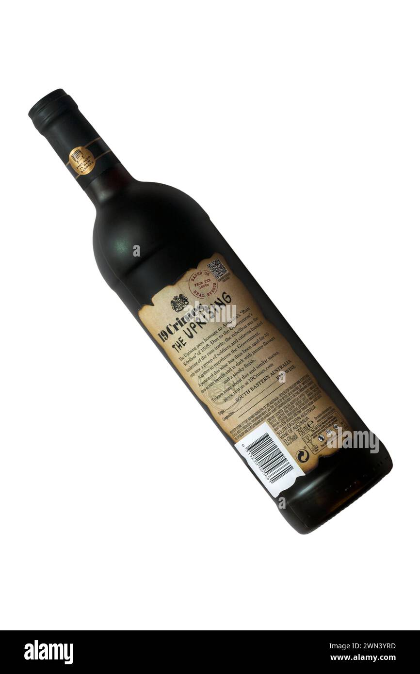 Bottiglia di 19 Crimes The Uprising vino rosso parzialmente invecchiato in botti di rum isolato su un prodotto di fondo bianco dell'Australia, australiano - posteriore Foto Stock