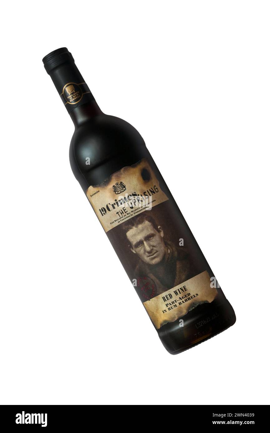 Bottiglia di 19 Crimes The Uprising vino rosso parzialmente invecchiato in botti di rum isolato su un prodotto di fondo bianco dell'Australia, Australia Foto Stock