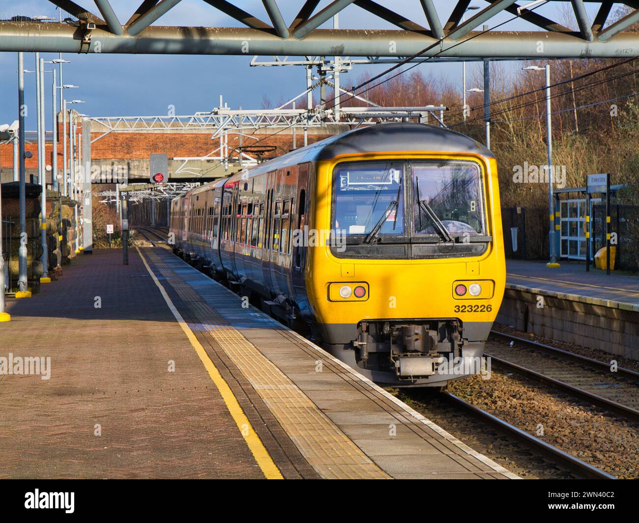 St Helens, Regno Unito - 4 gennaio 2024: Un treno per pendolari elettrico alla stazione centrale di St Helens sulla linea Liverpool-Wigan da Liverpool Lime Street a Wigan Foto Stock