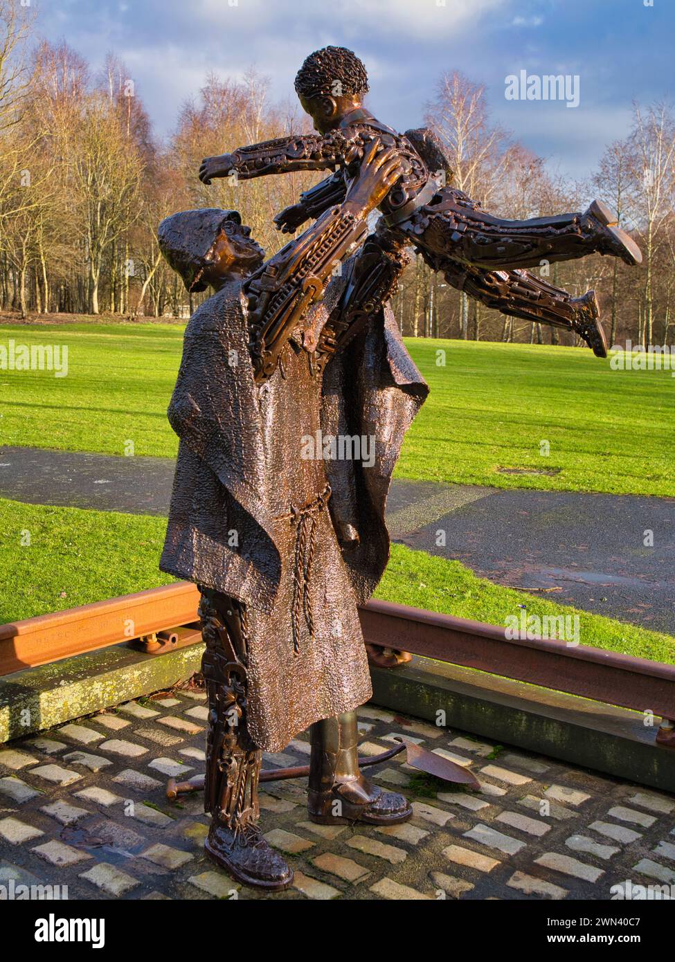 St Helens, Regno Unito - 4 gennaio 2024: Statua commemorativa dei lavoratori a St Helens, Inghilterra, Regno Unito. Un monumento ai lavoratori che hanno perso la vita sul lavoro Foto Stock