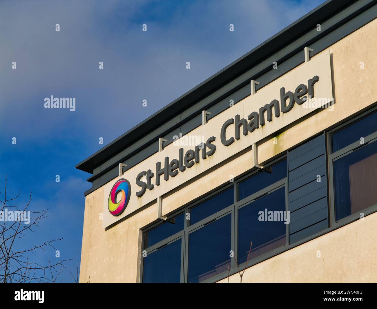 St Helens, Regno Unito - 4 gennaio 2024: Cartellonistica e logo aziendale della camera di commercio di St Helens a Merseyside nel nord-ovest del Regno Unito. La camera pro Foto Stock