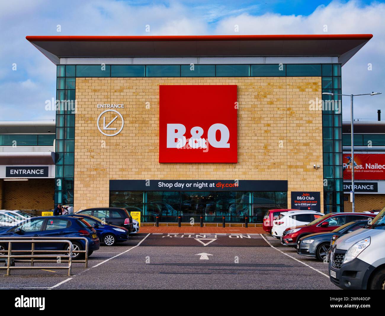 St. Helens, Regno Unito - 4 gennaio 2023: Il logo di una filiale del negozio di articoli da regalo del Regno Unito B&Q, ospitato in un parco commerciale locale a St. Helens, Regno Unito, in un soleggiato Foto Stock