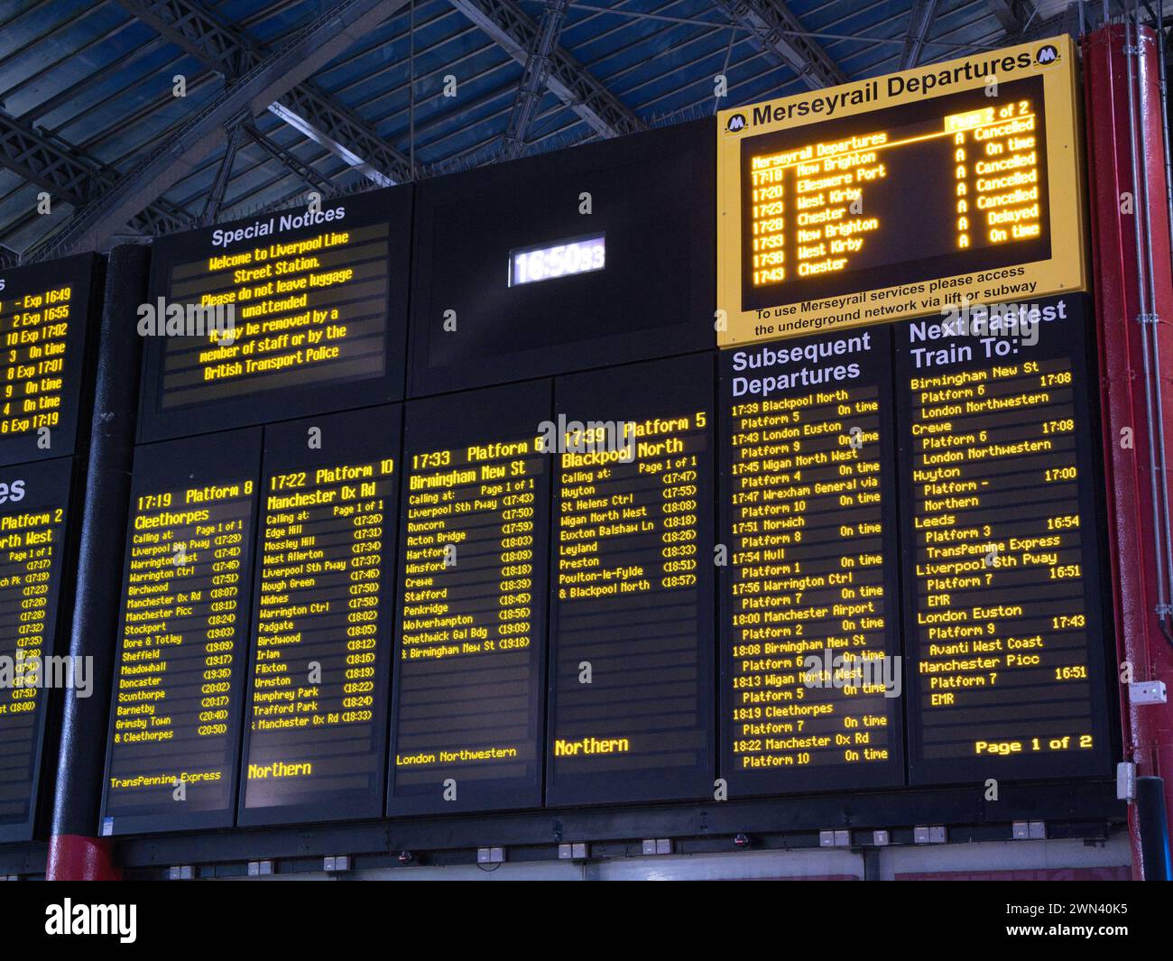 Liverpool, Regno Unito - 4 gennaio 2024: Informazioni sulla partenza del treno su pannelli elettronici presso la stazione Lime Street di Liverpool. Scattata nel tardo pomeriggio. Foto Stock