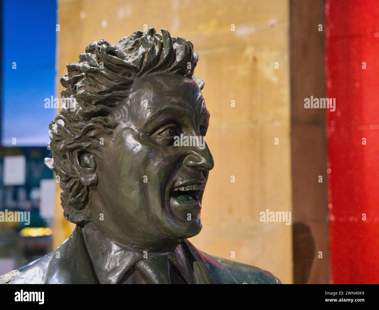 Liverpool, Regno Unito - 4 gennaio 2024: La testa e le spalle della statua in bronzo di Ken Dodd di Tom Murphy alla stazione Lime Street di Liverpool a Merseyside in Foto Stock