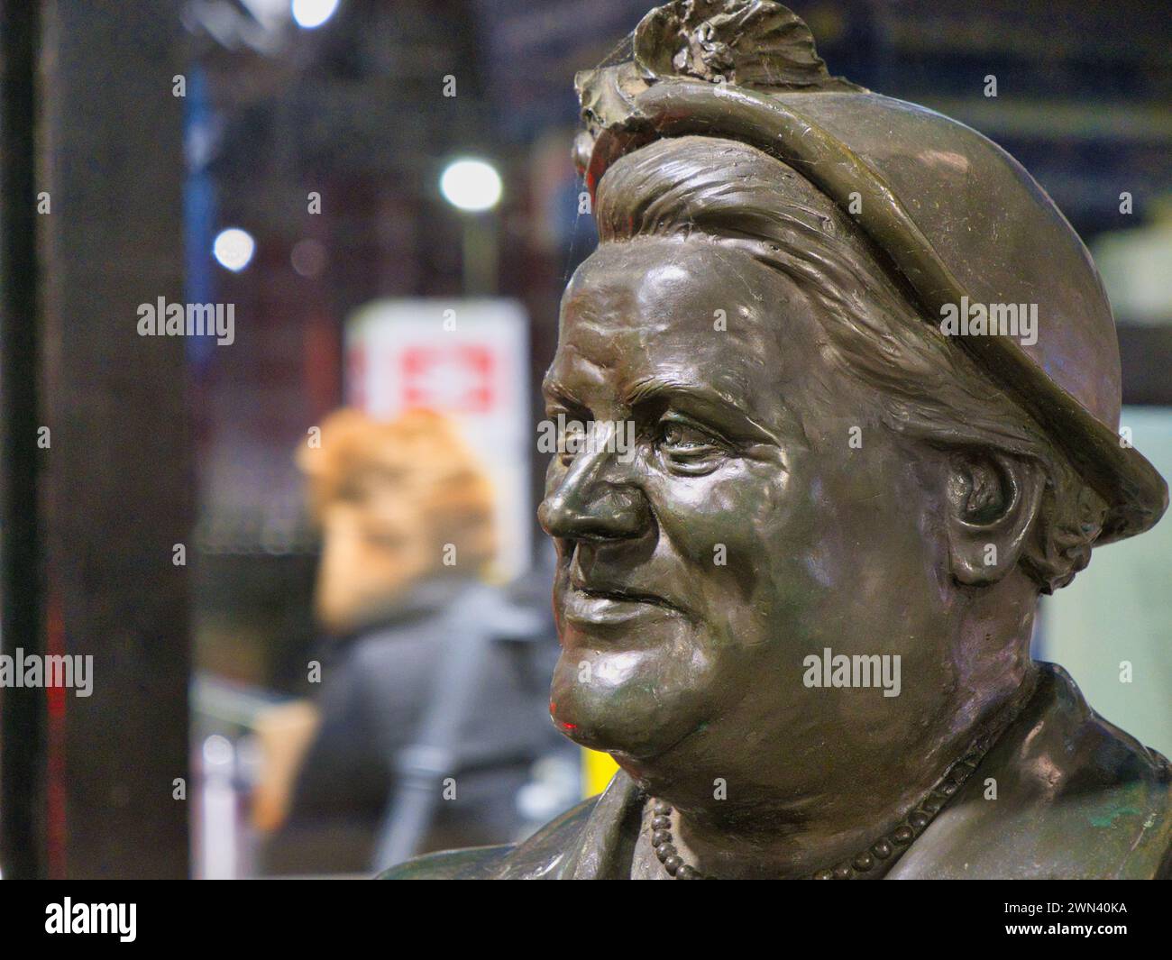 Liverpool, Regno Unito - 4 gennaio 2024: La testa e le spalle della statua in bronzo di Bessie Braddock di Tom Murphy alla stazione Lime Street di Liverpool a Merseys Foto Stock