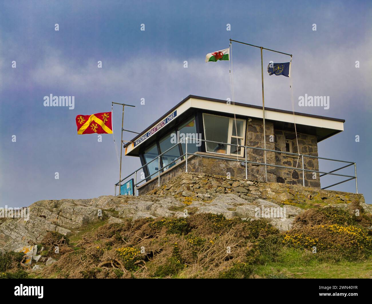 Anglesey, Regno Unito - 11 gennaio 2024: Stazione National Coastwatch Institution (NCI) a Rhoscolyn sull'isola di Anglesey in Galles, Regno Unito. Preso in un soleggiato da Foto Stock
