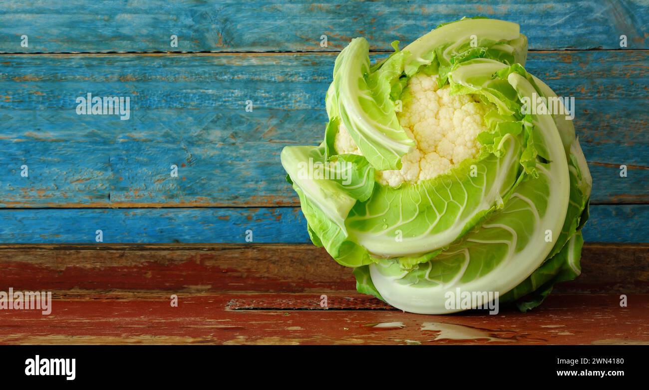 cavolfiore crudo fresco con aspetto vorticoso, verdure, cucina, cibo sano, nutrizione sana, dieta, concetto di vegetarianismo Foto Stock