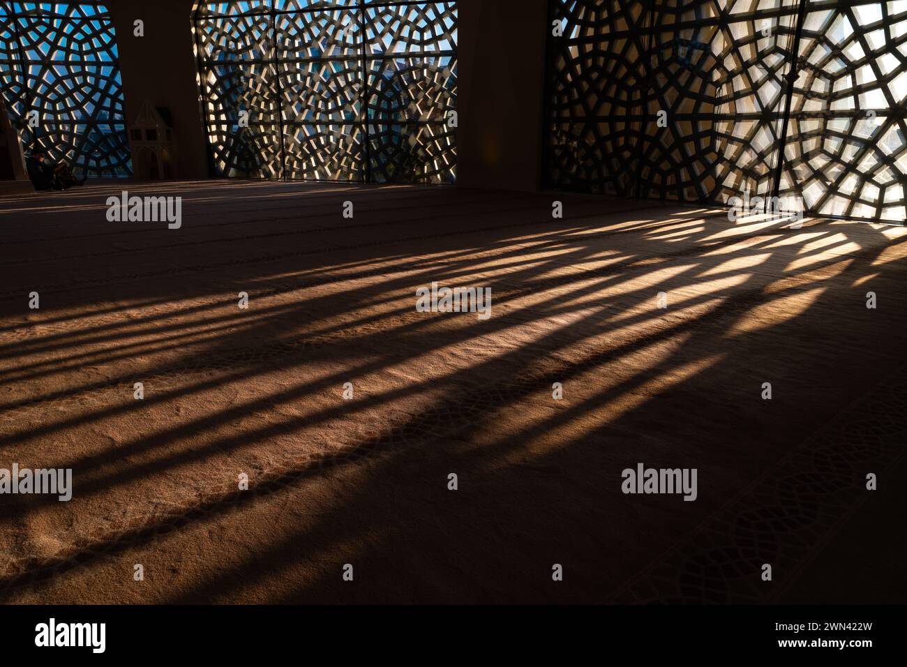 Foto di sfondo islamica o ramadan. Ombre dello schema islamico sul terreno della moschea. Foto Stock