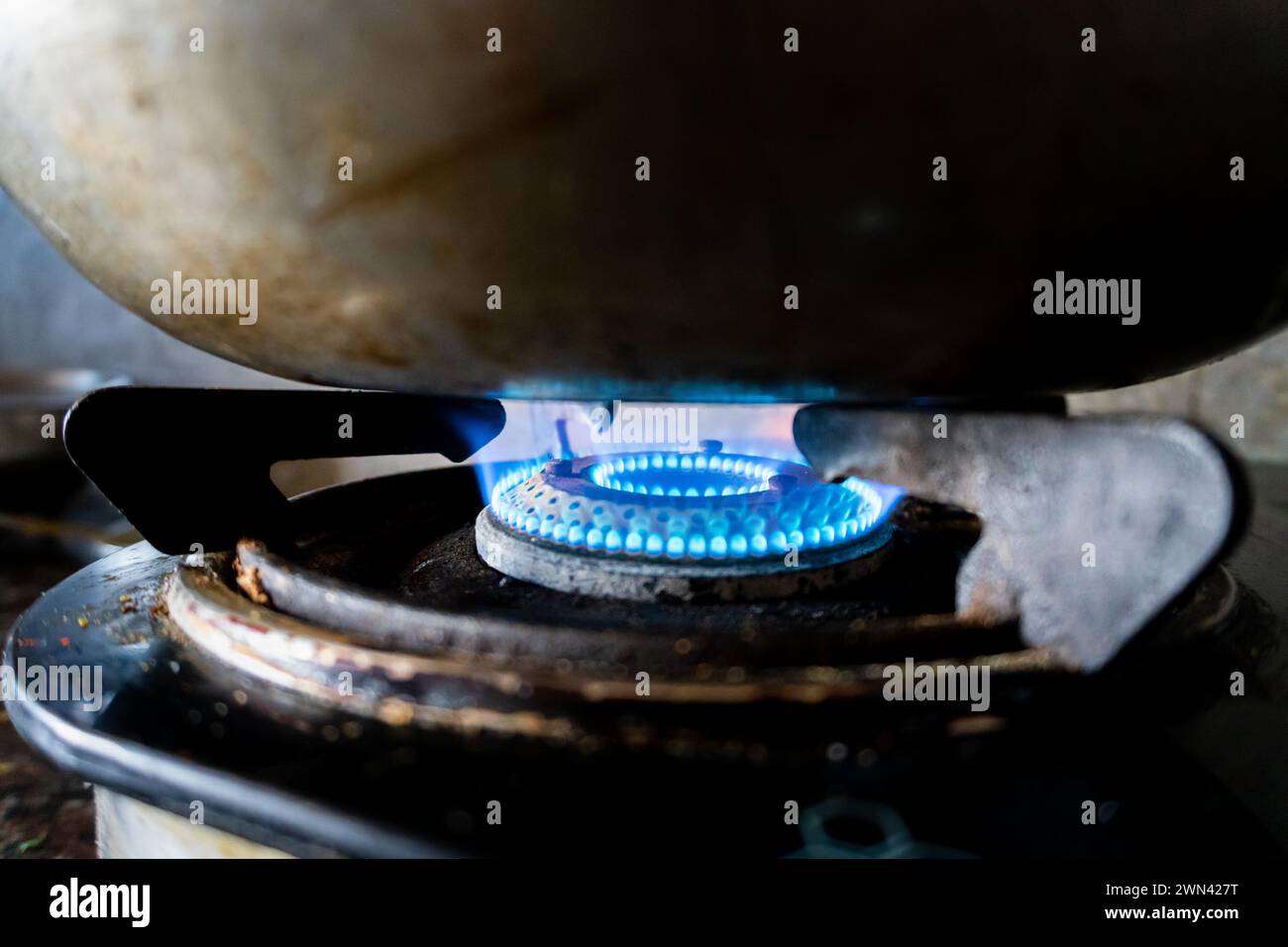 Blue Flame: Stufa a gas GPL a Uttarakhand, India Foto Stock
