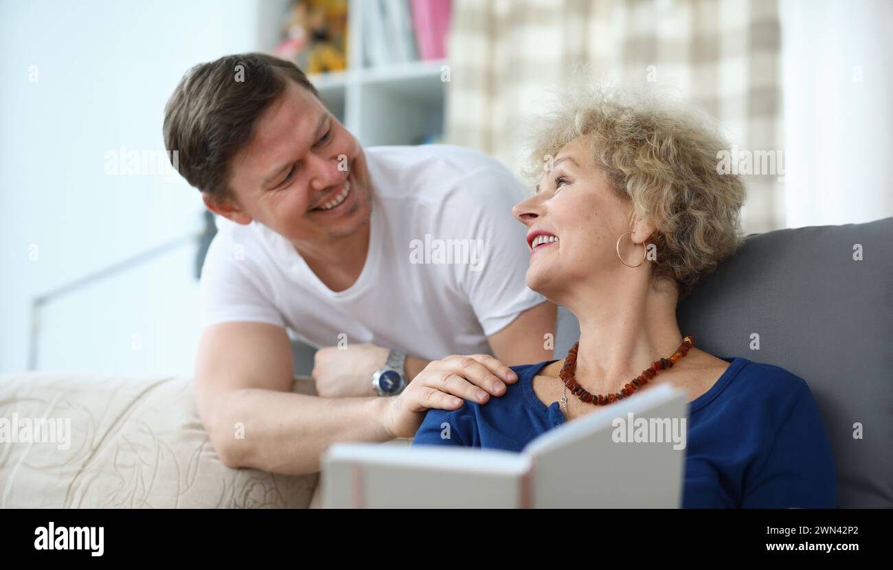 Dolce parlare tra figlio e mamma Foto Stock