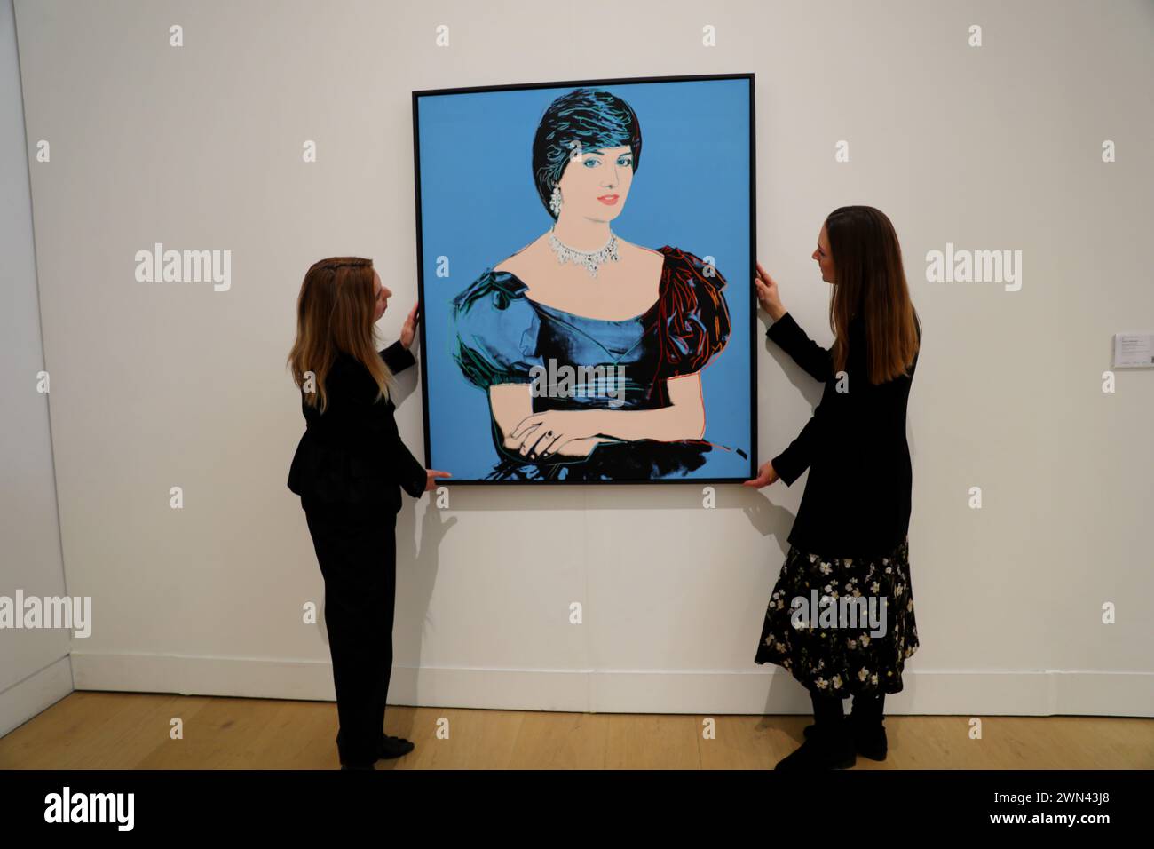 Anteprima esclusiva di Arte moderna e Contemporanea in evidenza dalle aste di Arte Contemporanea e del XX secolo di Phillips con l'iconico Ritratto della Principessa Diana di Andy Warhol e una selezione diversificata di nomi Blue-Chip e Cutting-Edge, tra cui il debutto all'asta di Alia Ahmad. Foto Stock