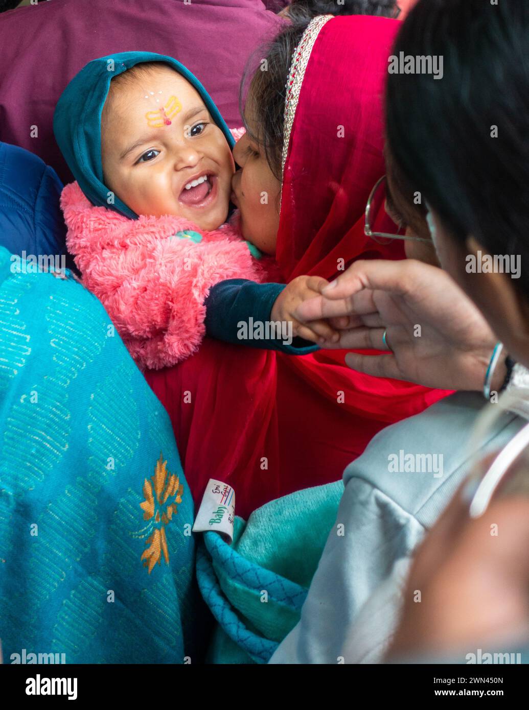 Dal 13 al 2024 febbraio, Rishikesh Uttarakhand India. Mother's Love: Affectionate Kiss all'Uttarakhand Festival Fair Foto Stock