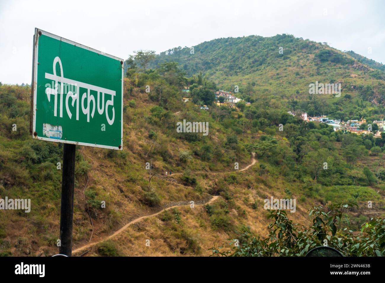 Dal 13 al 2024 febbraio, Rishikesh Uttarakhand India. Cartello Neelkantha Mahadev: Pellegrinaggio indù a Rishikesh, Uttarakhand Foto Stock
