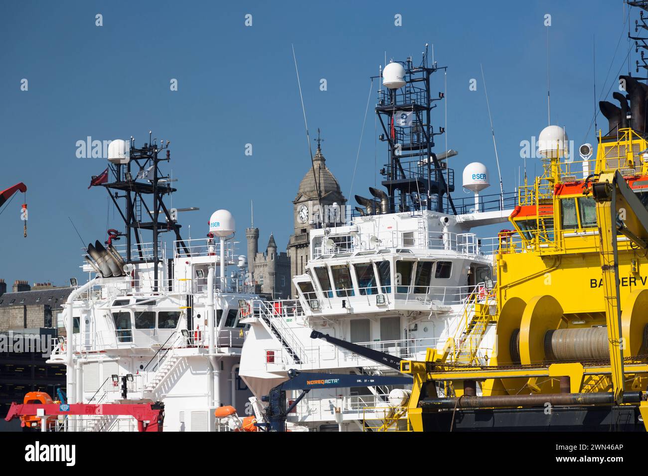 Regno Unito, Scozia, Aberdeen, i moli che mostrano le navi offshore di approvvigionamento di petrolio. Foto Stock