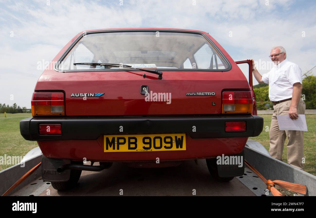 26/07/14 Mini Metro della Principessa Diana viene caricata sul suo trailer dopo lo spettacolo. Attualmente è di proprietà del Coventry Motor Museum. Il motore è in curva Foto Stock