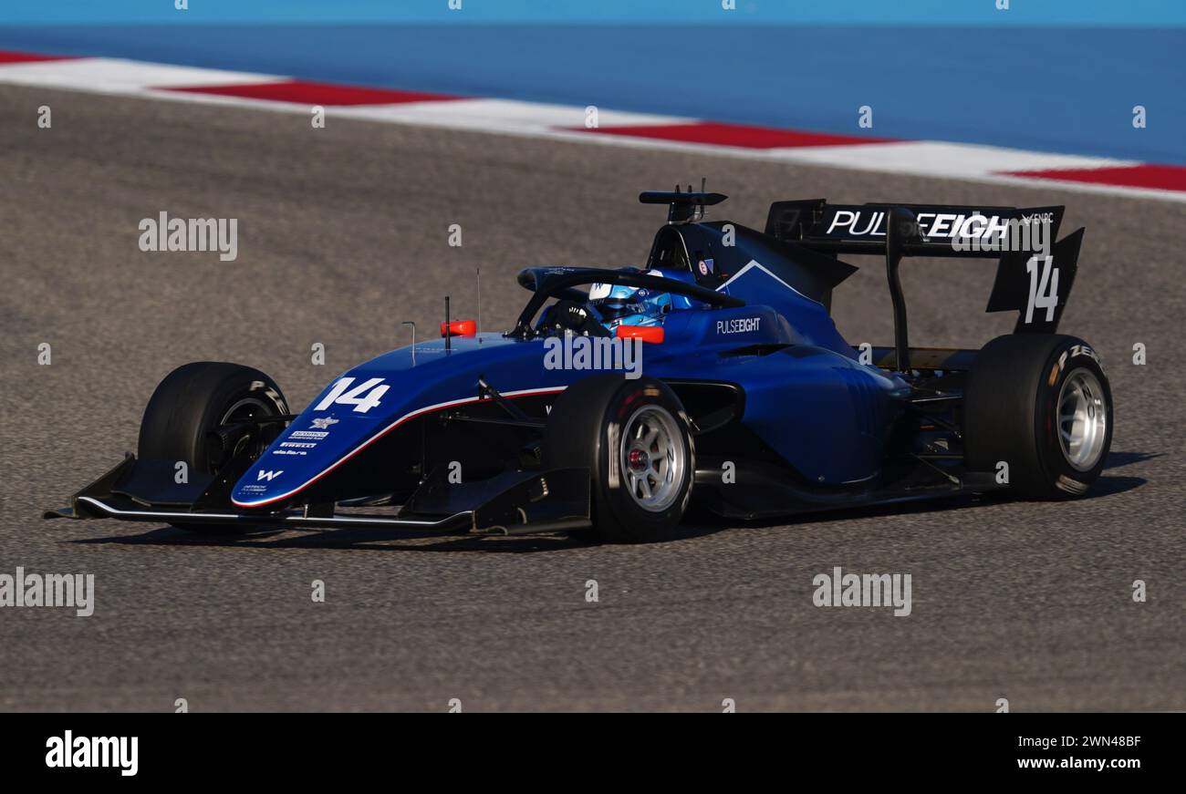 Luke Browning dell'HiTech Pulse-Eight durante le qualifiche di Formula 3 al circuito Internazionale del Bahrain, Sakhir. Data foto: Giovedì 29 febbraio 2024. Foto Stock