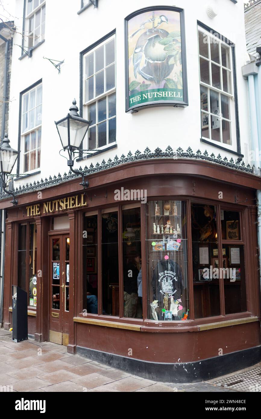 Bury St.Edmunds, famoso per essere il pub più piccolo del Regno Unito, il "Nutshell". Foto Stock