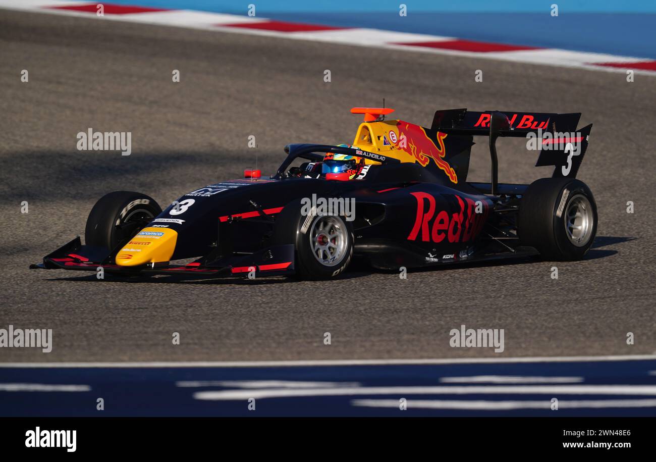 Arvid Lindblad di Prema Racing durante le qualifiche di Formula 3 al circuito Internazionale del Bahrain, Sakhir. Data foto: Giovedì 29 febbraio 2024. Foto Stock