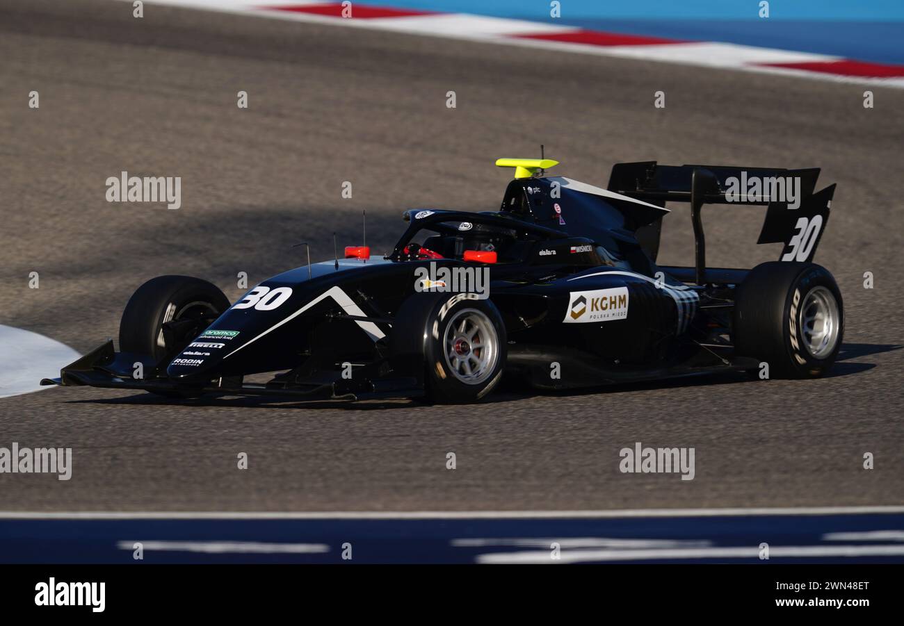 Piotr Wisnicki di Rodin Motorsport durante le qualificazioni di Formula 3 al circuito Internazionale del Bahrain, Sakhir. Data foto: Giovedì 29 febbraio 2024. Foto Stock